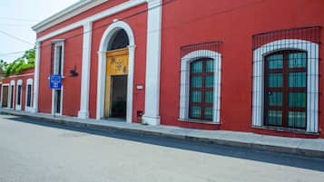 Vista frontal de la propiedad