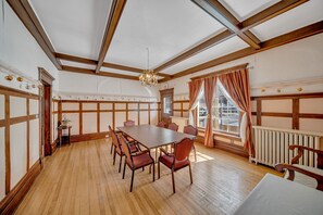 S'hi serveixen plats de cuina internacional 