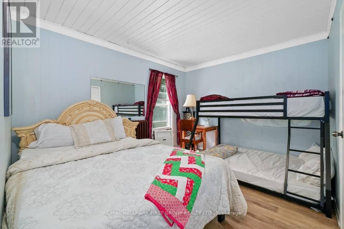 1 bedroom, Egyptian cotton sheets, premium bedding, down comforters