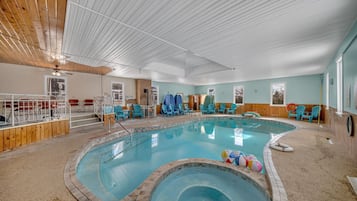 Inomhuspool med öppettider 08.00 till 23.00, och solstolar