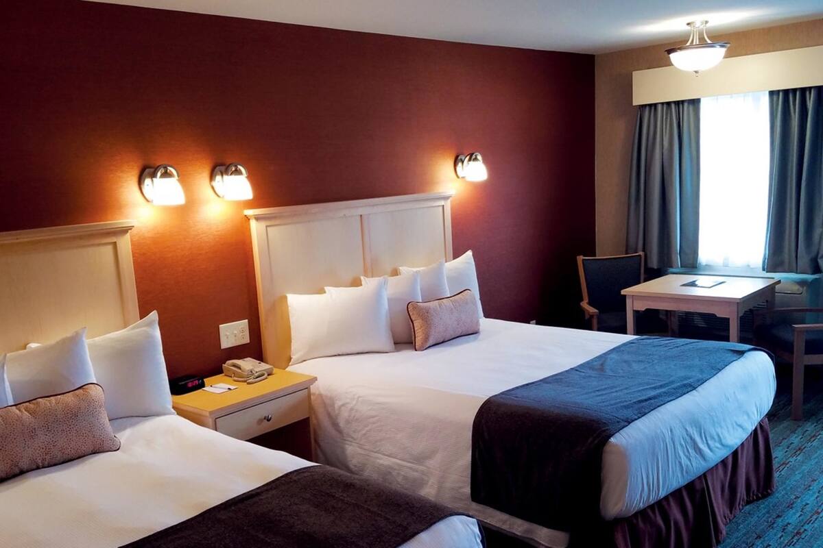 premium bedding, pillow-top beds, in-room safe, desk