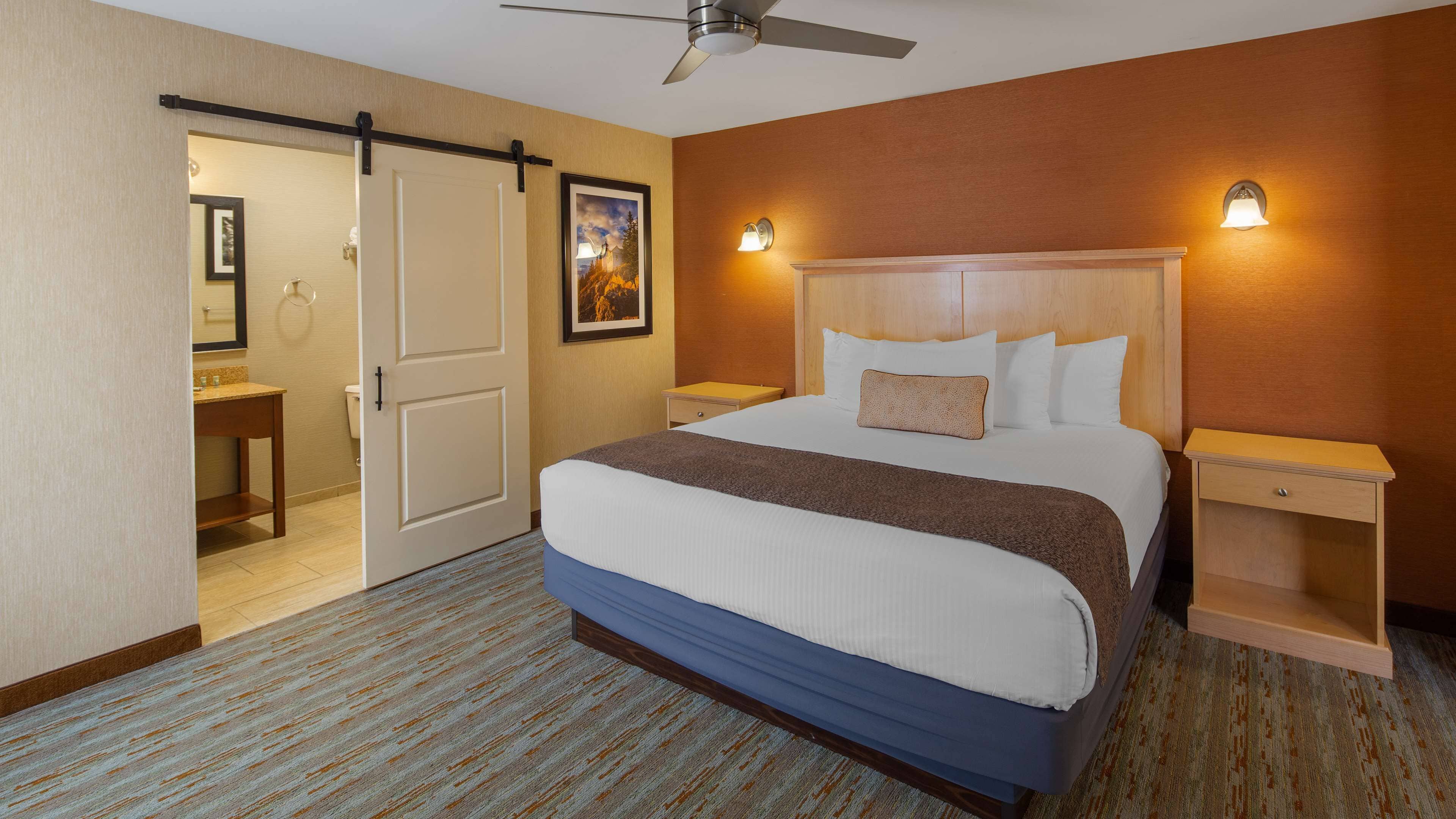 premium bedding, pillow-top beds, in-room safe, desk