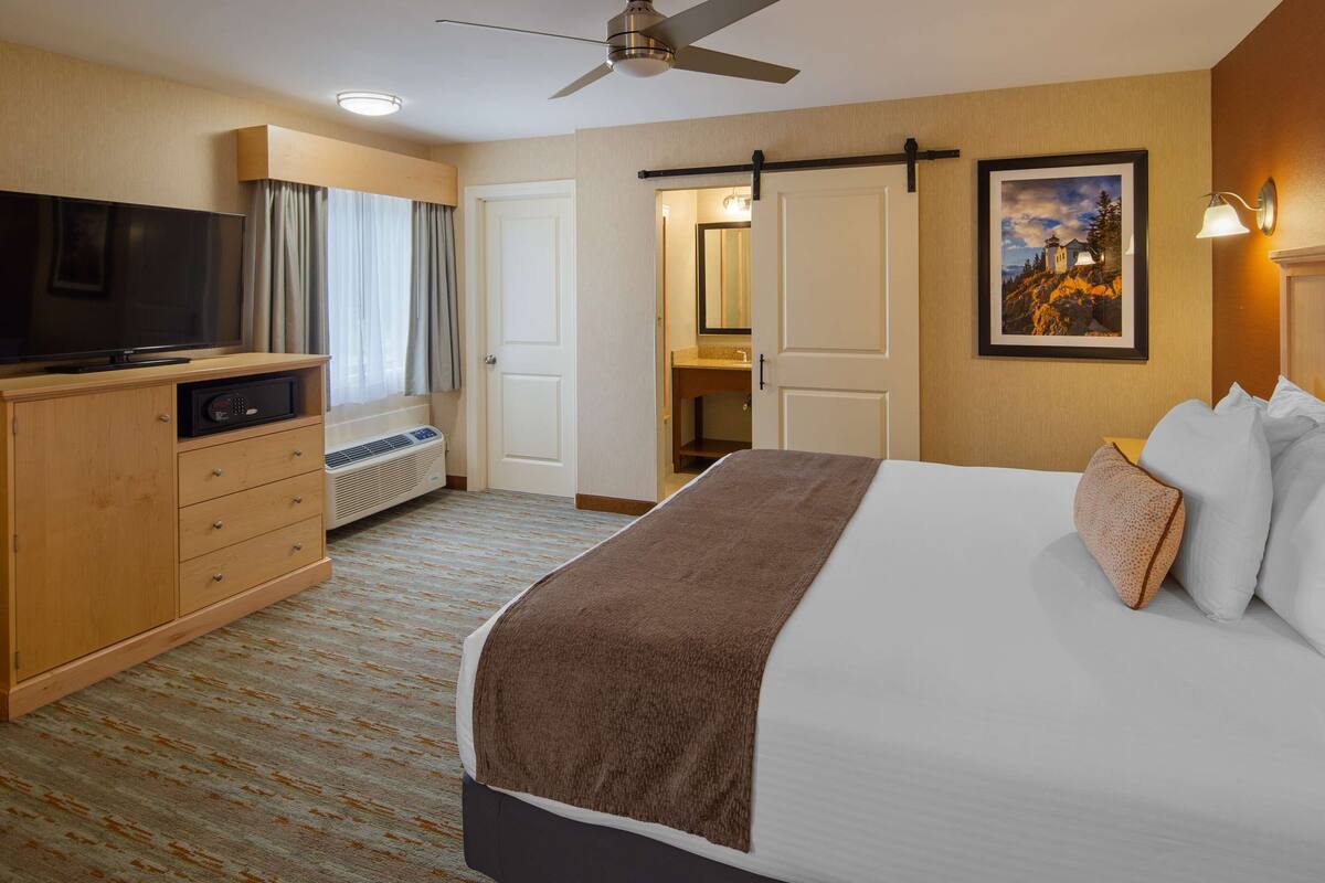 premium bedding, pillow-top beds, in-room safe, desk