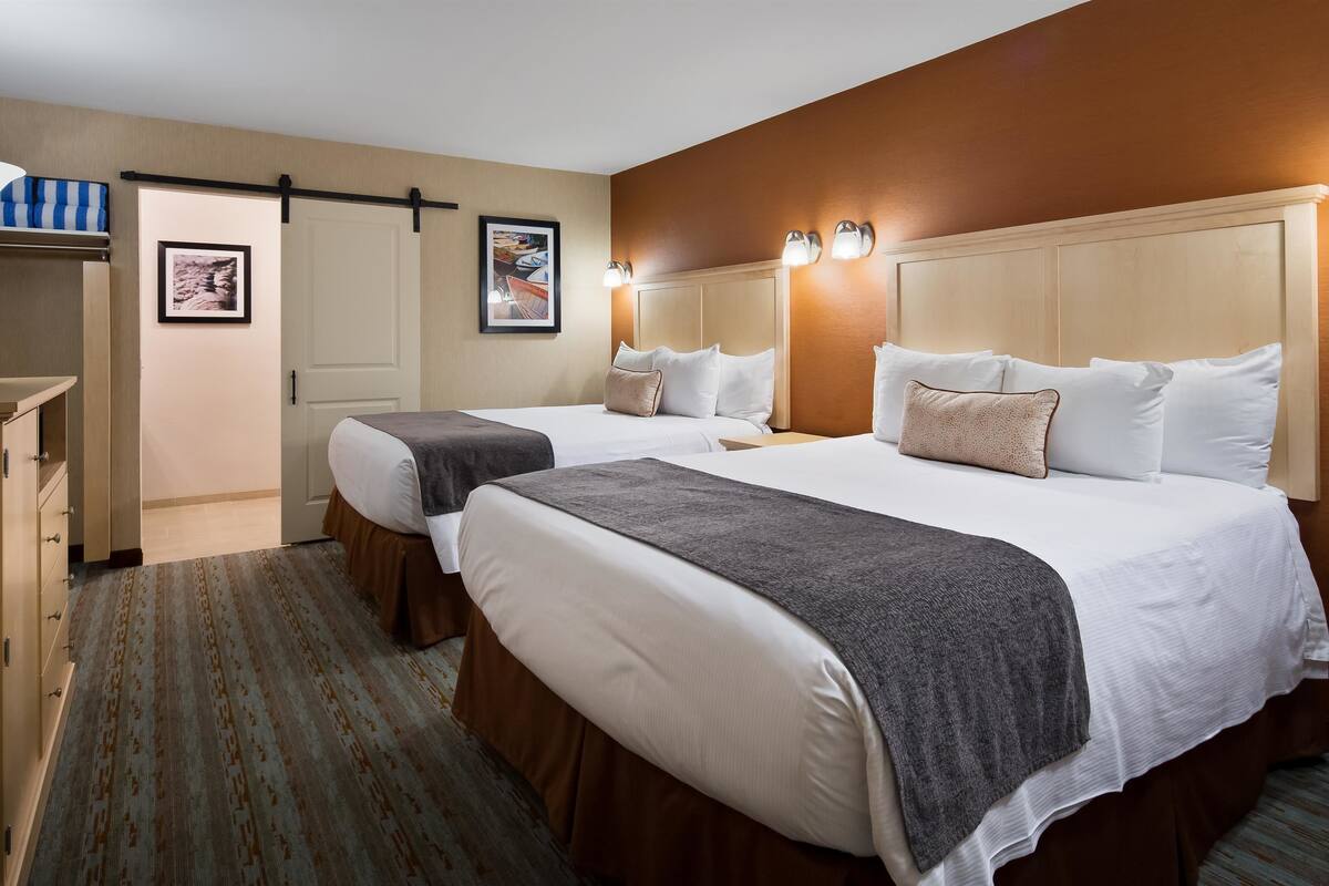 premium bedding, pillow-top beds, in-room safe, desk