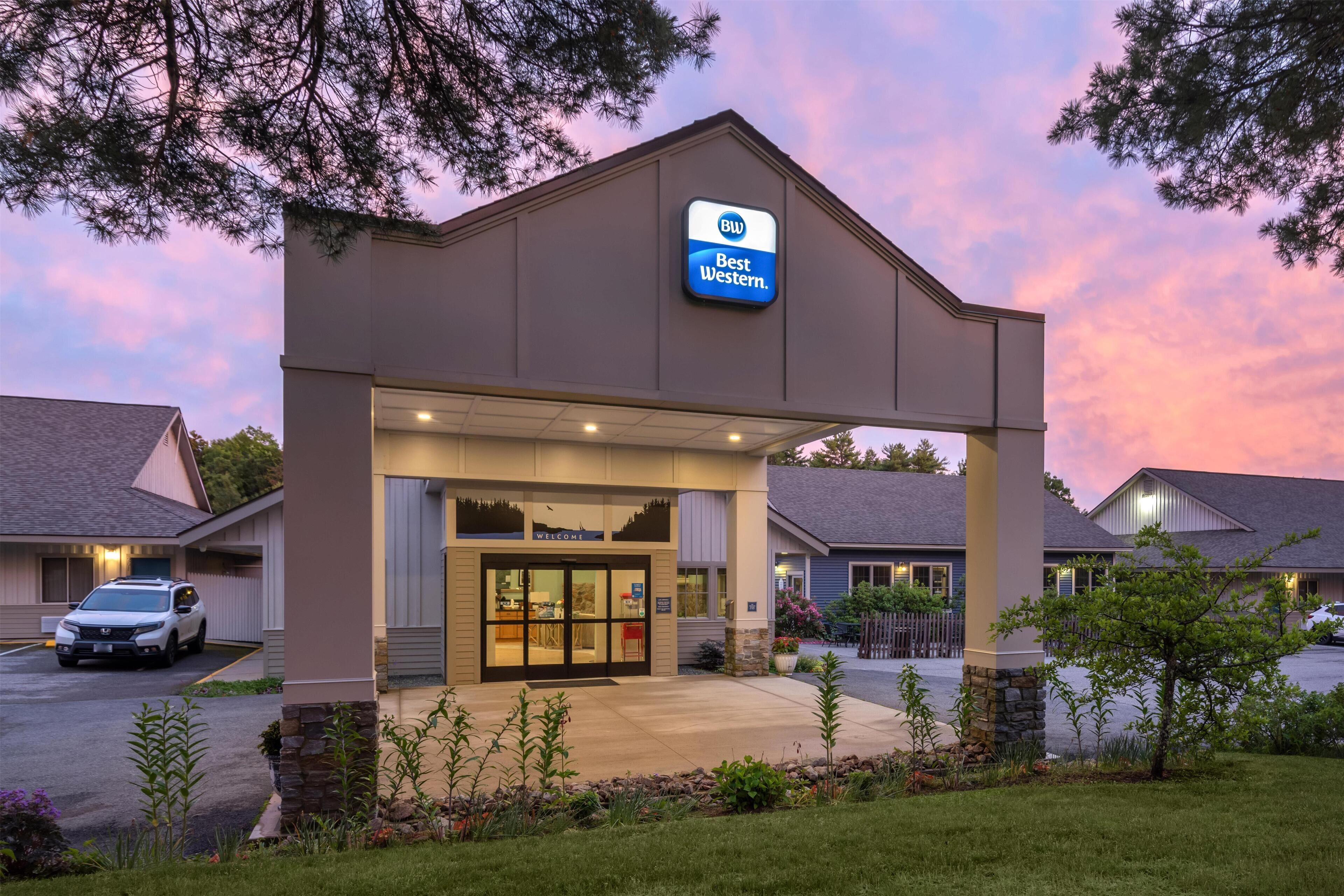 A Best Western hotel with a clear entrance, a parking area, and a landscaped front yard.