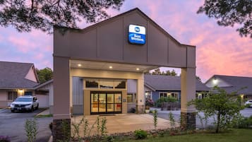 A Best Western hotel with a clear entrance, a parking area, and a landscaped front yard.