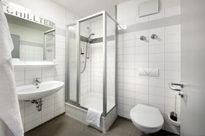 Douche, séchoir à cheveux, serviettes fournies