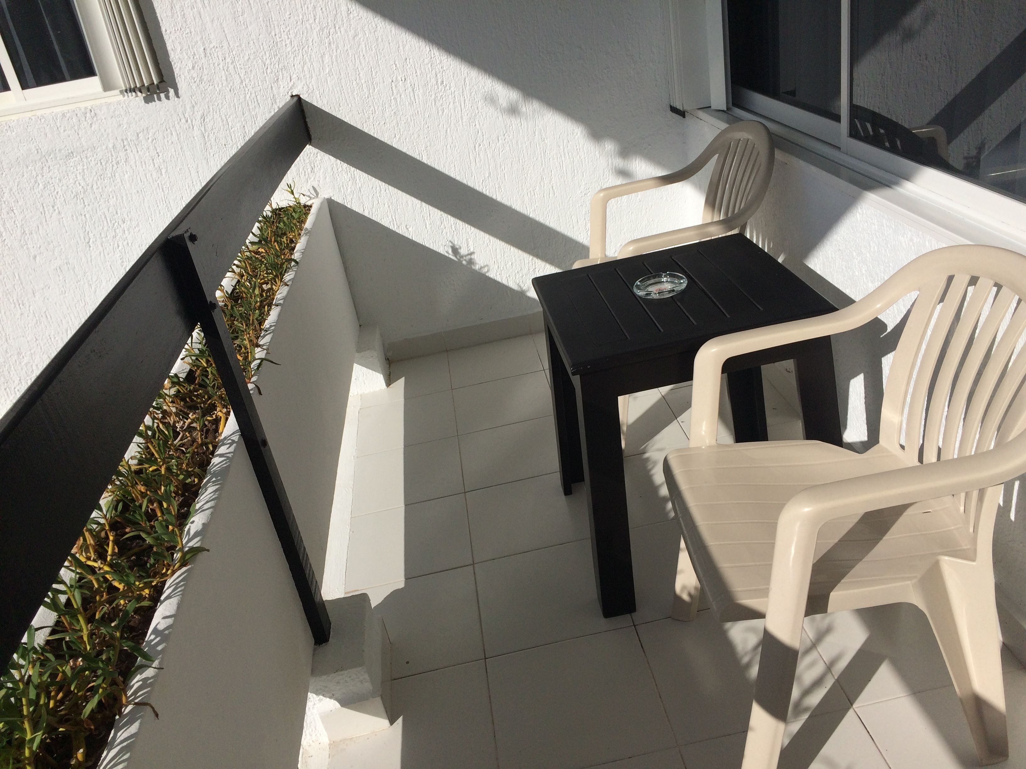 standard room, balcony, pool view | in-room safe, bed sheets