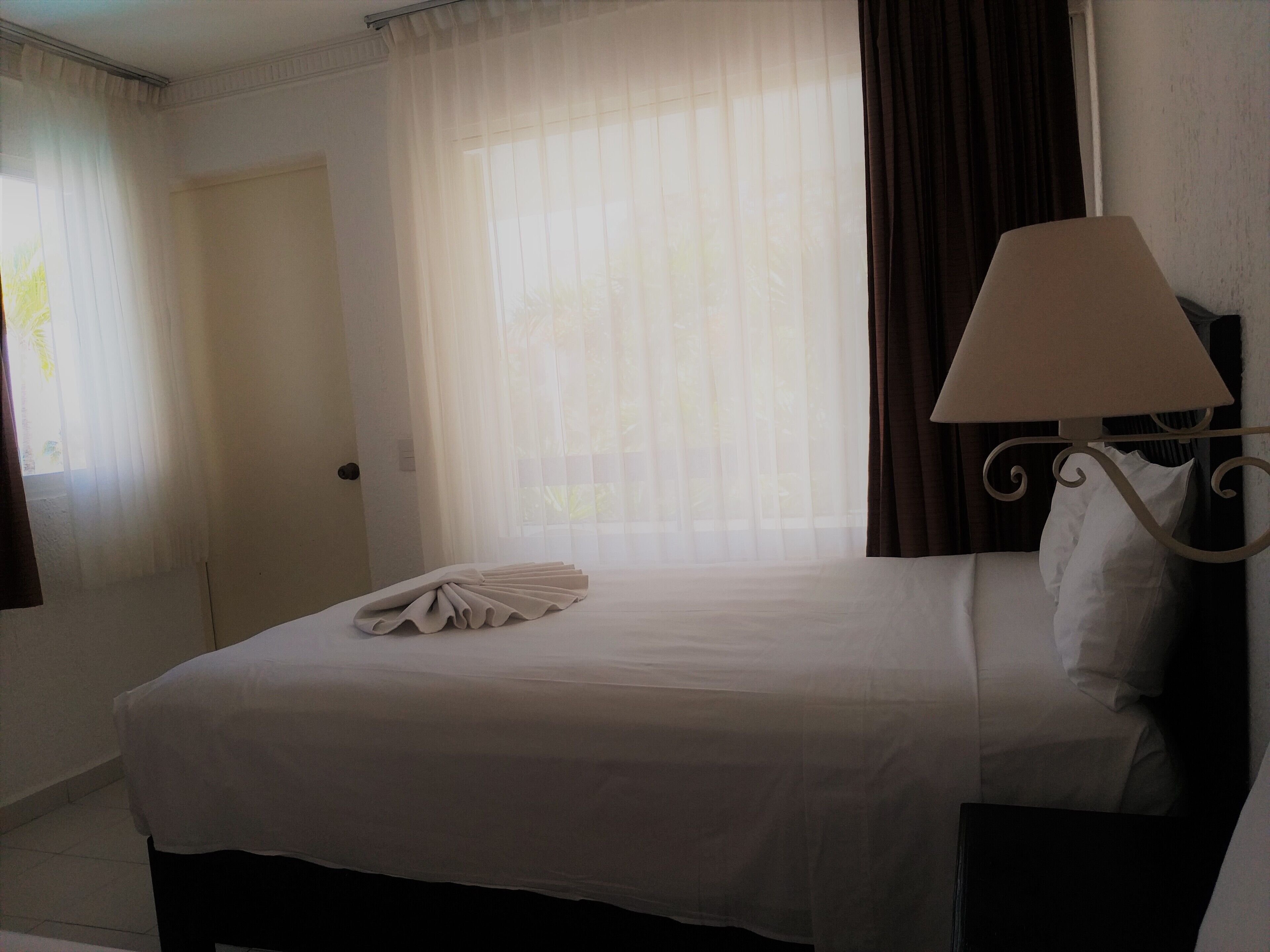 standard room, balcony, pool view | in-room safe, bed sheets