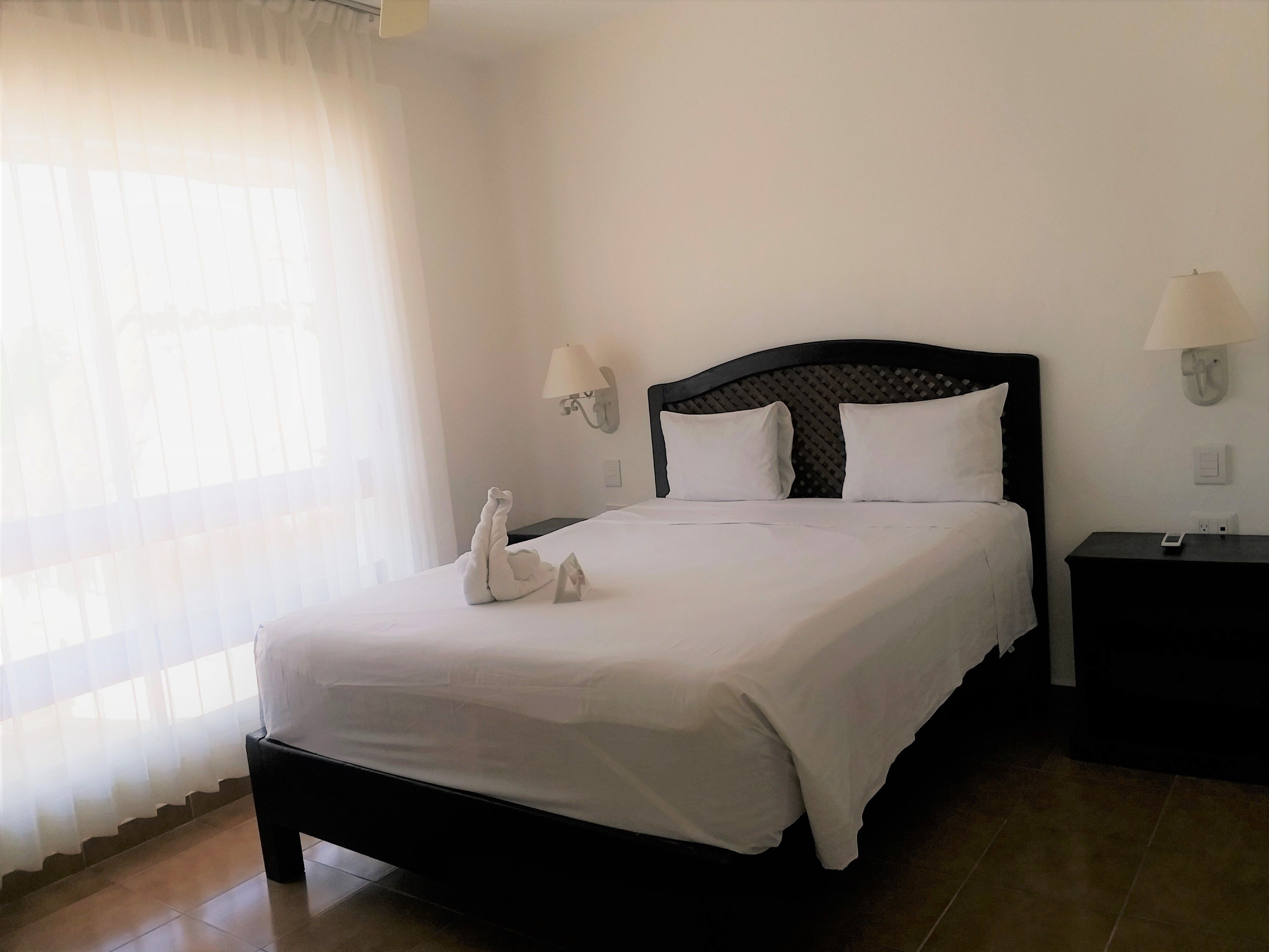 basic room, 1 queen bed | in-room safe, bed sheets