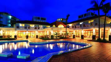 สระว่ายน้ำกลางแจ้ง