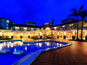 Seasonal outdoor pool - Watermark Hotel Okinawa Kume Island (Kumejima)