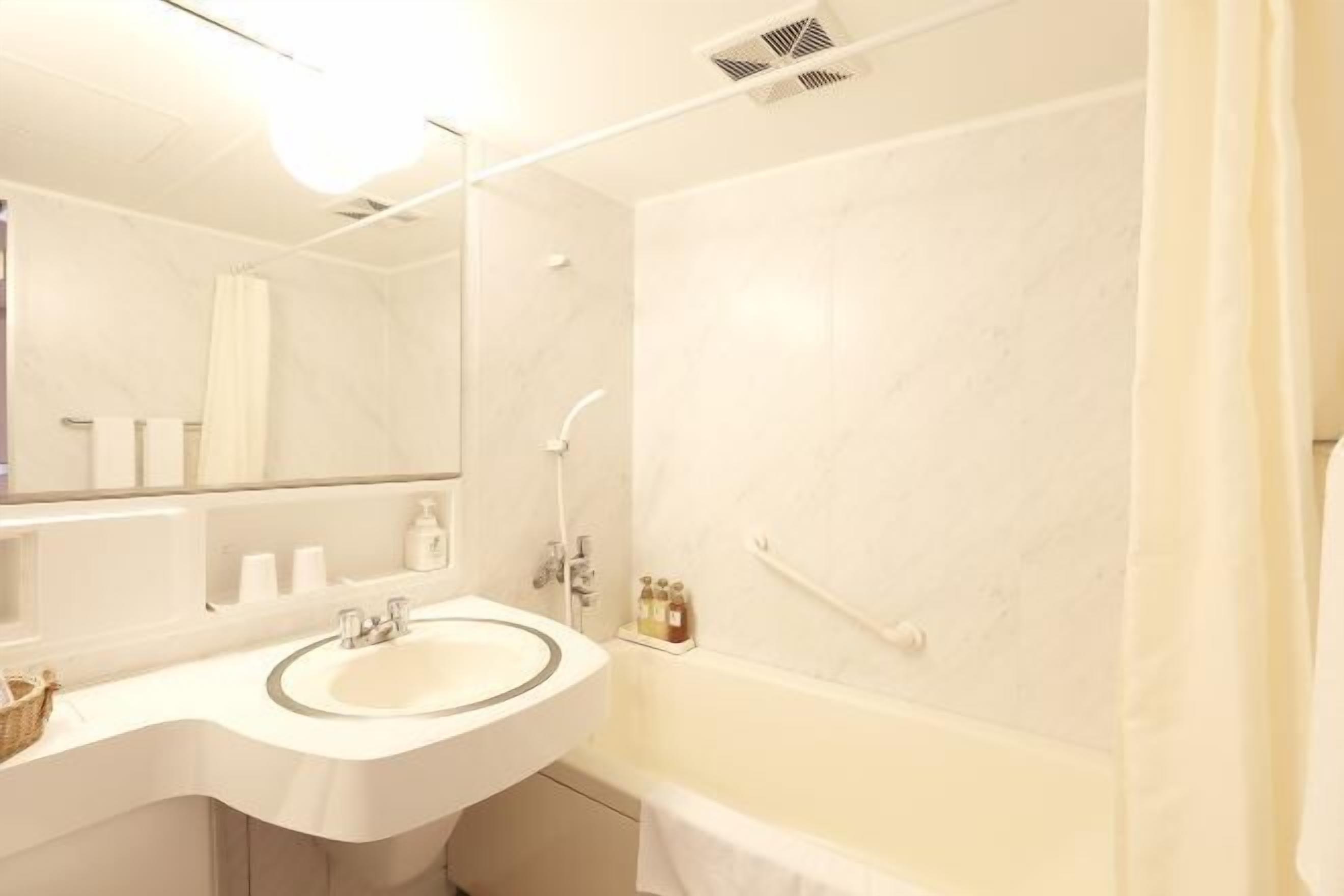 Duschwanne, Haartrockner, Toilette mit elektrischem Bidet, Handtücher