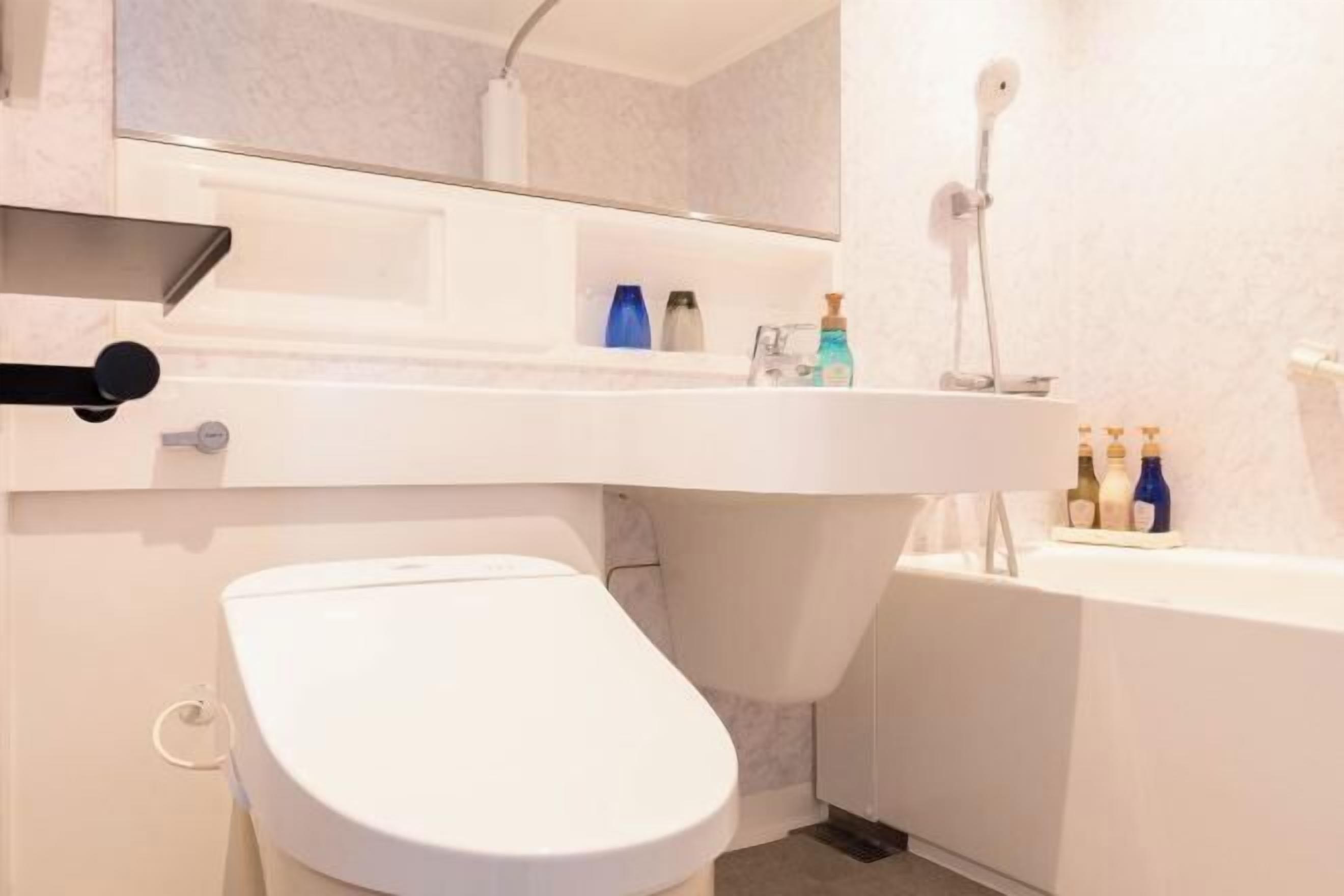 Duschwanne, Haartrockner, Toilette mit elektrischem Bidet, Handtücher