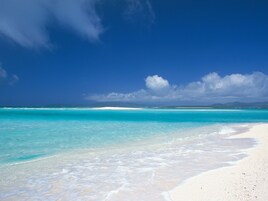 Una playa cerca, arena blanca