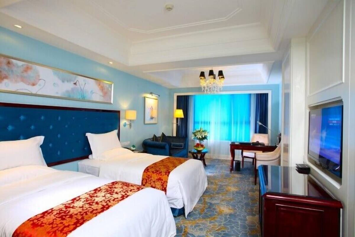 Minibar, in-room safe, alarm clocks