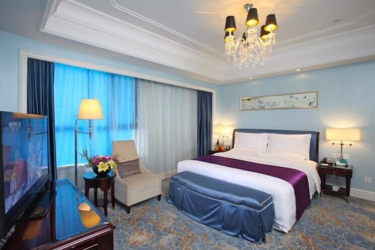 Minibar, in-room safe, alarm clocks