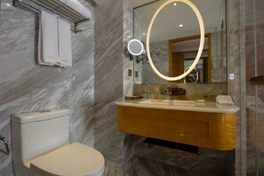 Habitació estàndard, 1 llit de matrimoni gran | Bany | Tovalloles 
