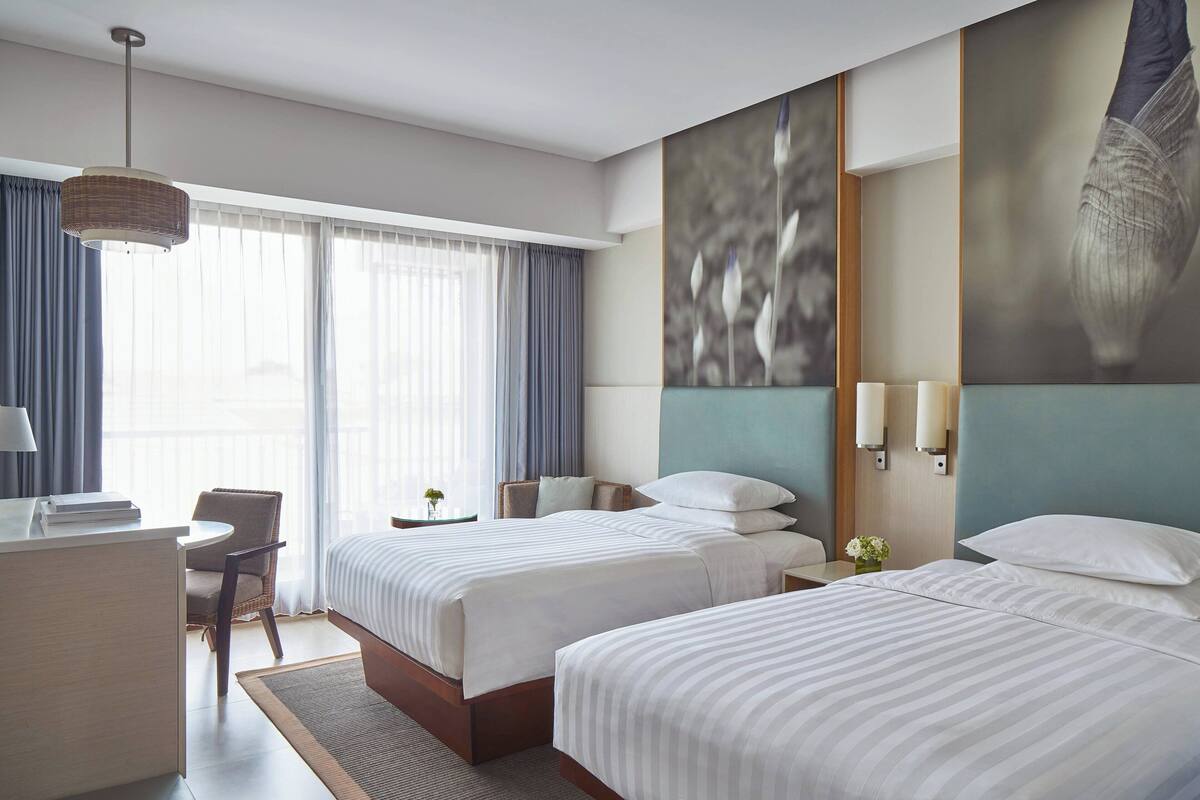 Deluxe Room, 2 Katil Bujang (Single), Balcony, City View (Balcony) | Tilam berlapik, peti besi dalam bilik, meja, langsir/tirai gelap terus 
