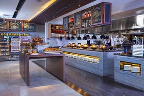 2 restaurants, breakfast served - Courtyard By Marriott Bali Seminyak Resort (Seminyak)