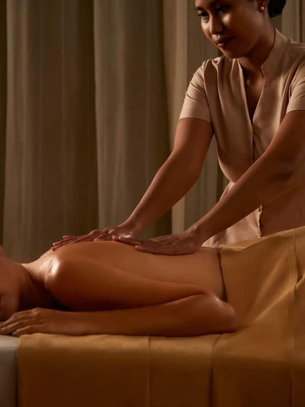 Couples treatment rooms, hot tub, body treatments, aromatherapy