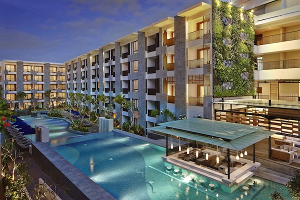 Outdoor pool, free cabanas, pool umbrellas