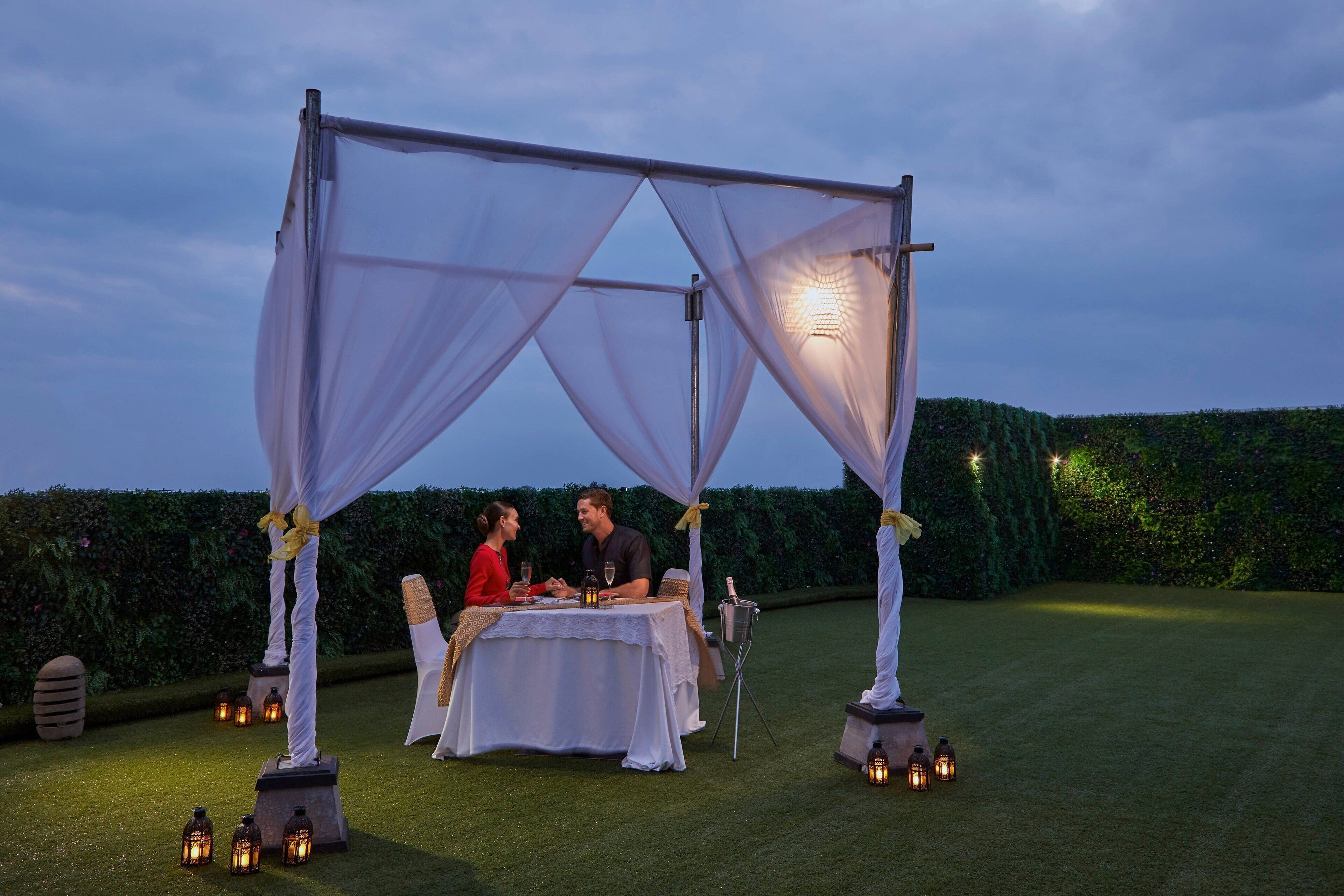 2 restaurants, breakfast served