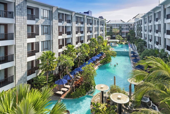 Una piscina al aire libre, cabañas de piscina gratuitas, sombrillas
