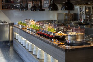 Café da manhã feito na hora todos os dias mediante uma taxa