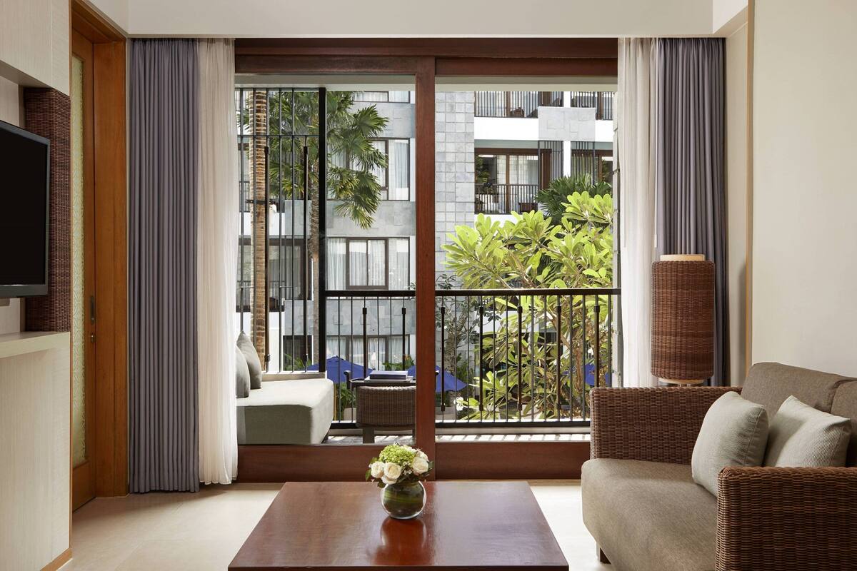 Suite, 1 Bedroom, Balcony, Pool View (Balcony) | Pemandangan dari bilik