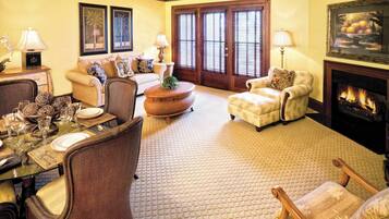 Presidentiële suite, 3 slaapkamers, niet-roken, bubbelbad | Woonruimte | Een flatscreentelevisie