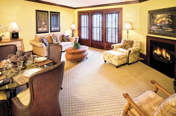 Presidential Suite, 3 Bedrooms, Non Smoking, Jetted Tub | Living area