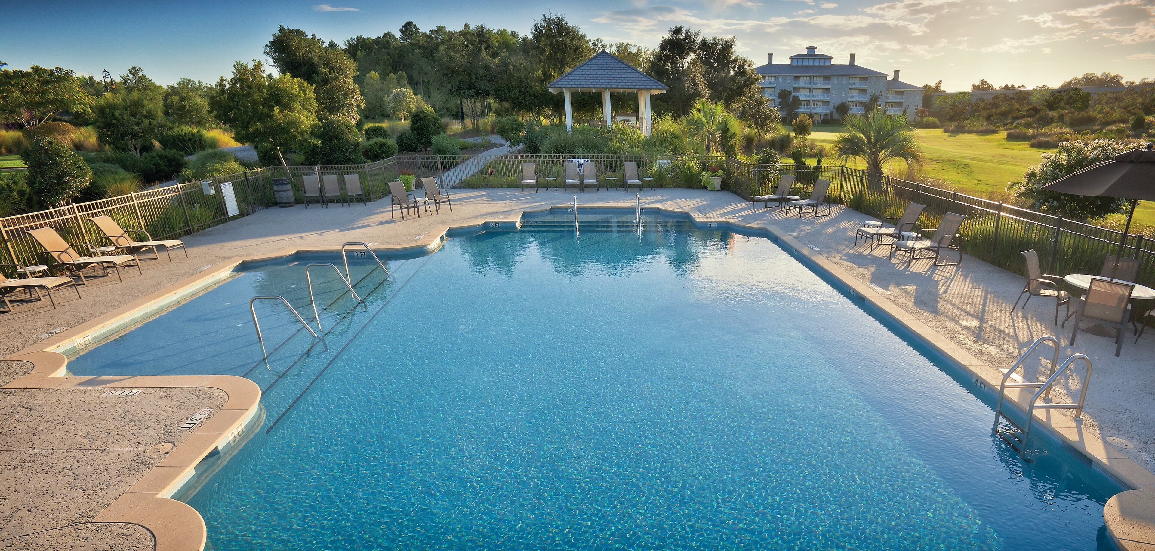 Indoor/outdoor pool