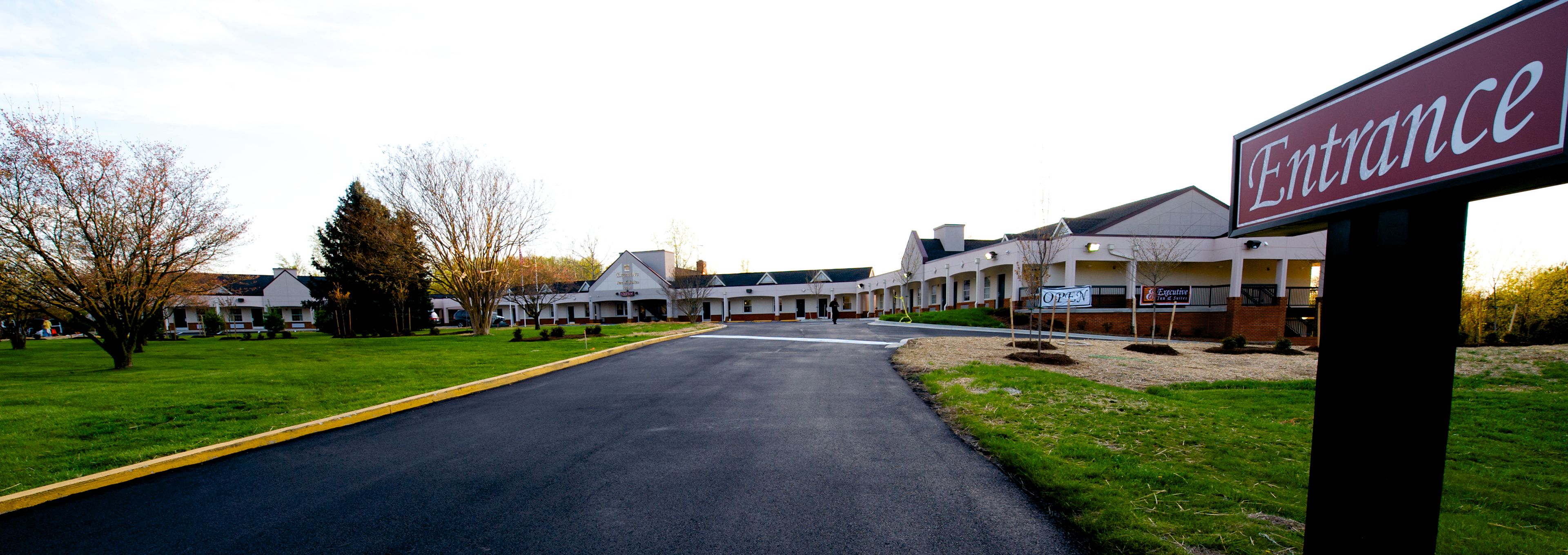 A hotel entrance with a sign reading "Entrance."