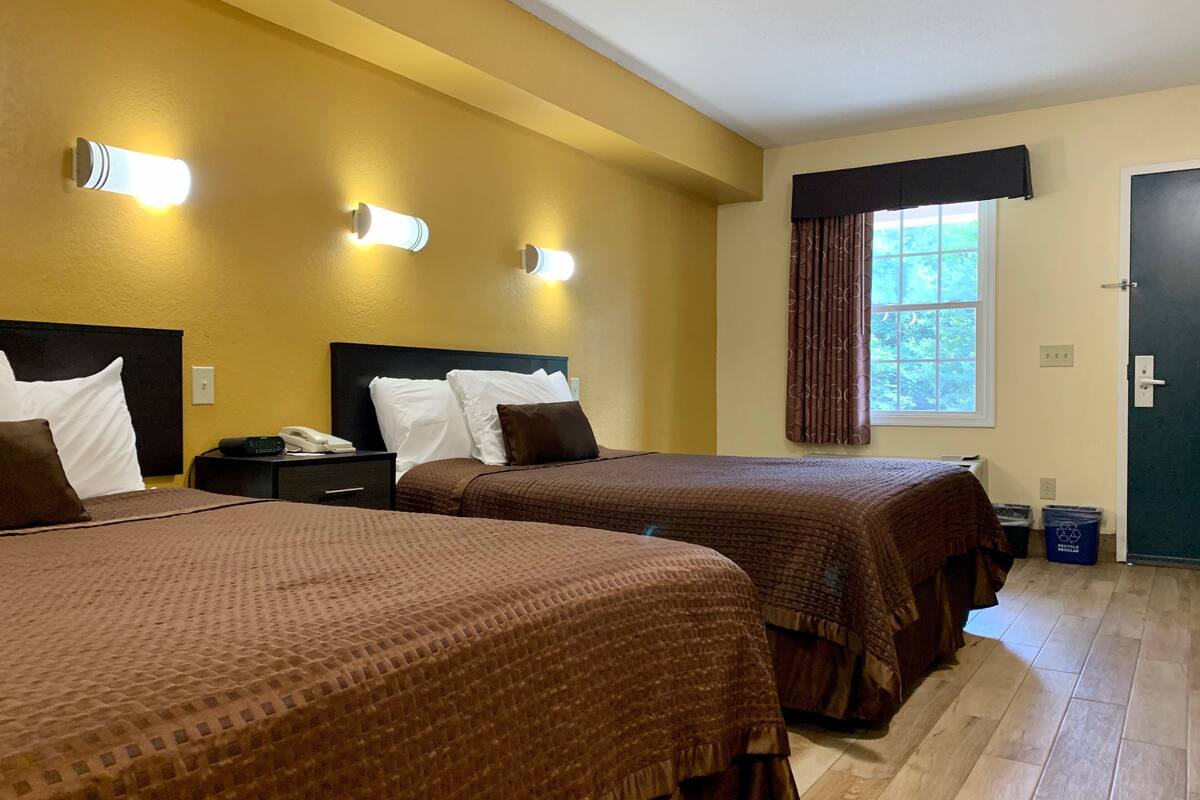 Quarto, 2 camas de casal | Escrivaninha, ferros/tábuas de passar roupa, Wi-Fi de cortesia