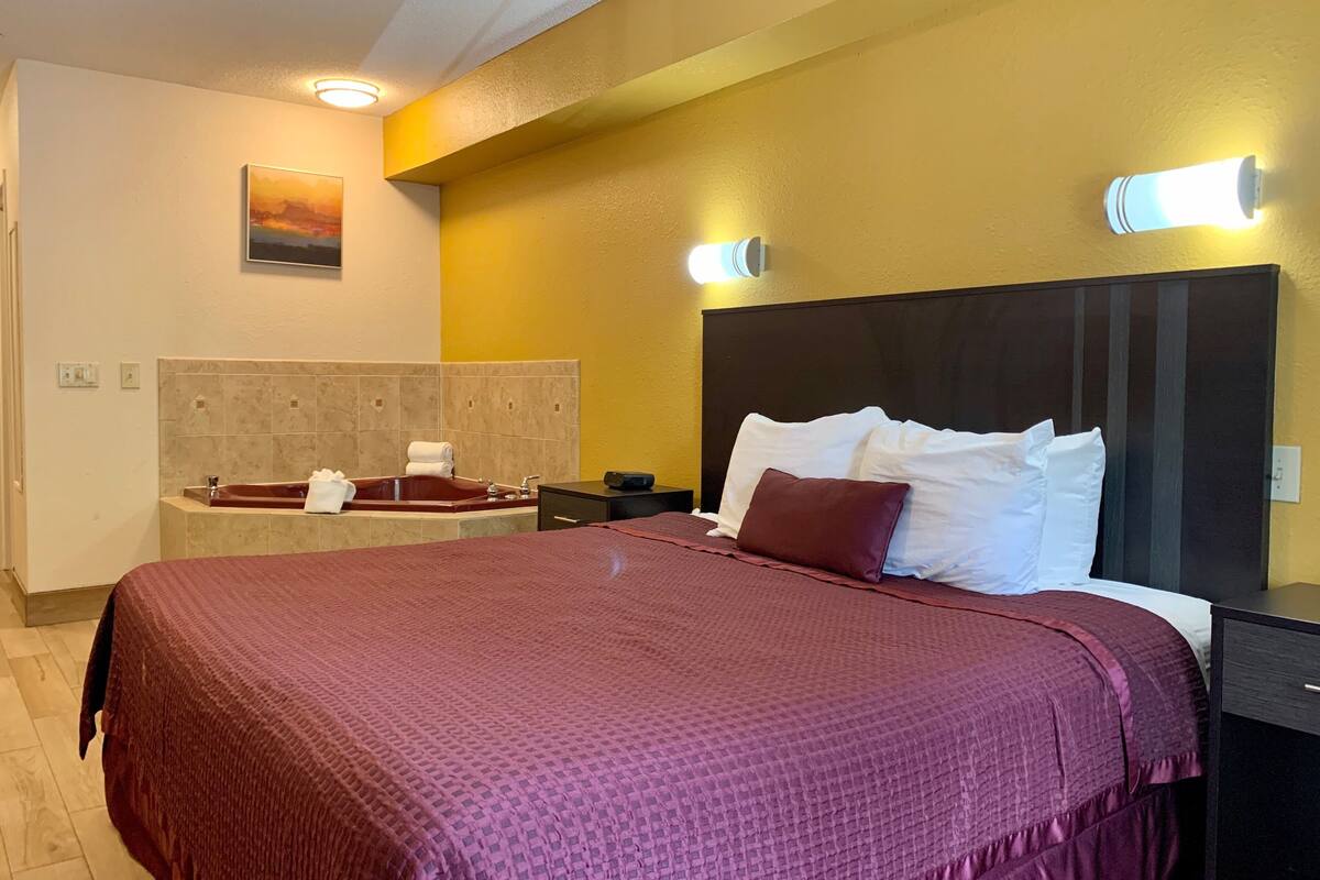 Quarto, 1 cama King, banheira de hidromassagem | Escrivaninha, ferros/tábuas de passar roupa, Wi-Fi de cortesia
