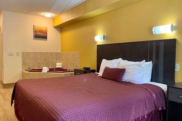 King Jacuzzi Room | Desk, iron/ironing board, free WiFi, wheelchair access