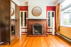 Suite, 1 grand lit, cuisine (The Burma Suite) | Décor unique, bureau, espace de travail pour ordinateurs portables