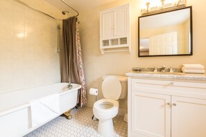 Suite, 1 grand lit, cuisine (The Burma Suite) | Salle de bain | Ensemble baignoire-douche, articles de toilette (gratuits)