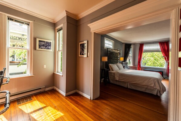 Suite, 1 grand lit et 1 canapé-lit, cuisine (The Tokyo Suite) | Aire de séjour | Téléviseur à écran plat, Netflix, services de diffusion en continu