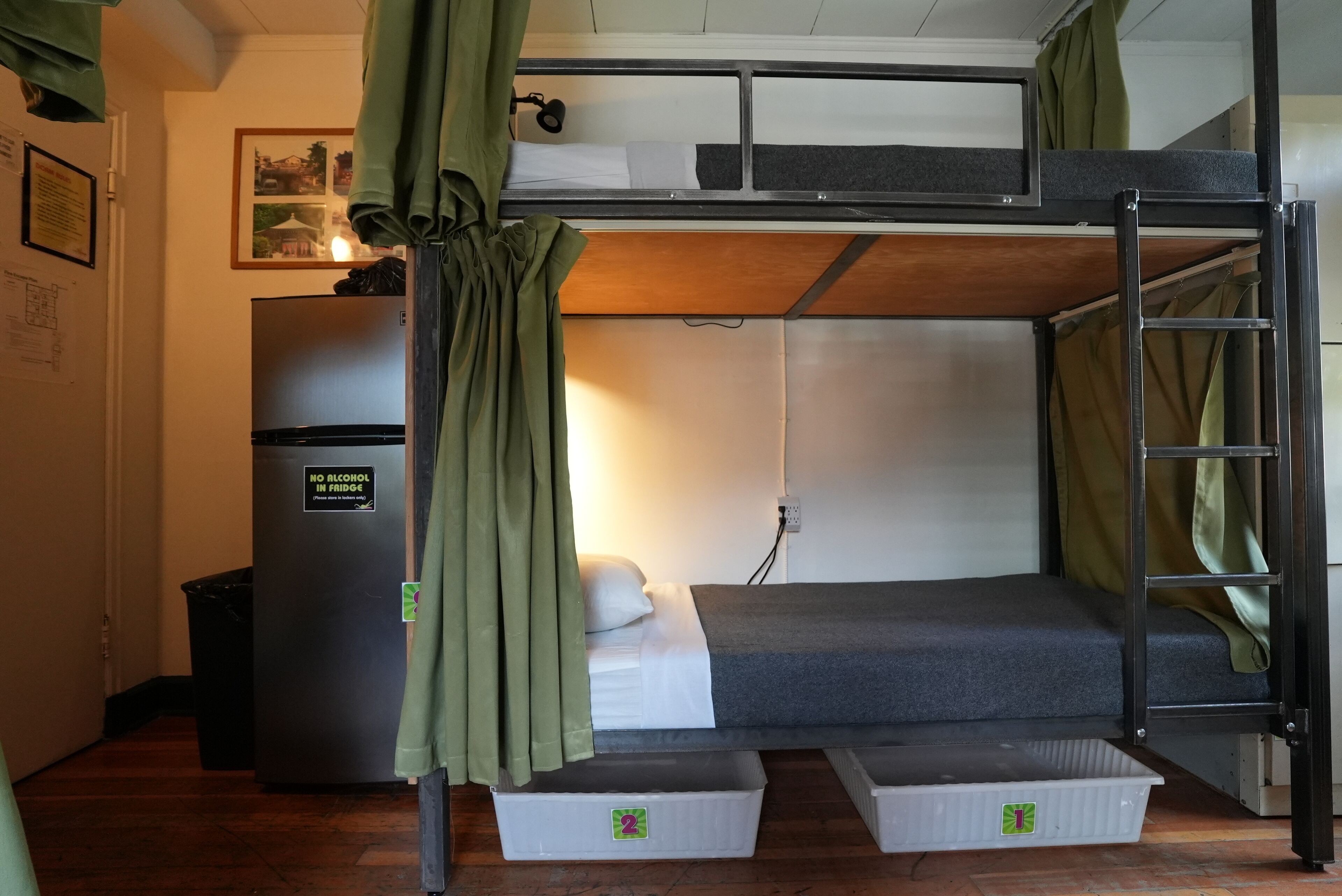 免费婴儿床、旅行婴儿床、免费 WiFi、床单