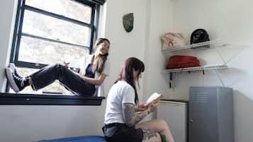 Quarto standard, 1 cama Queen, banheiro compartilhado | Wi-Fi de cortesia, roupa de cama