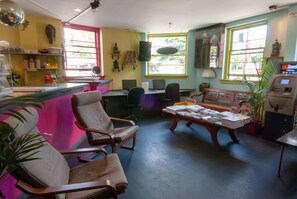 Lobby sitting area - Ocean Island Inn Backpackers Suites - Hostel (Victoria)