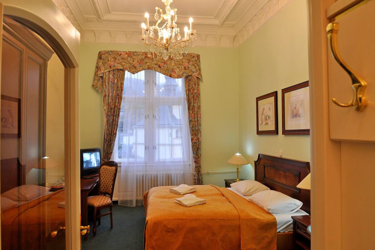 Quarto casal standard | Frigobar, cofres nos quartos, escrivaninha, berços grátis