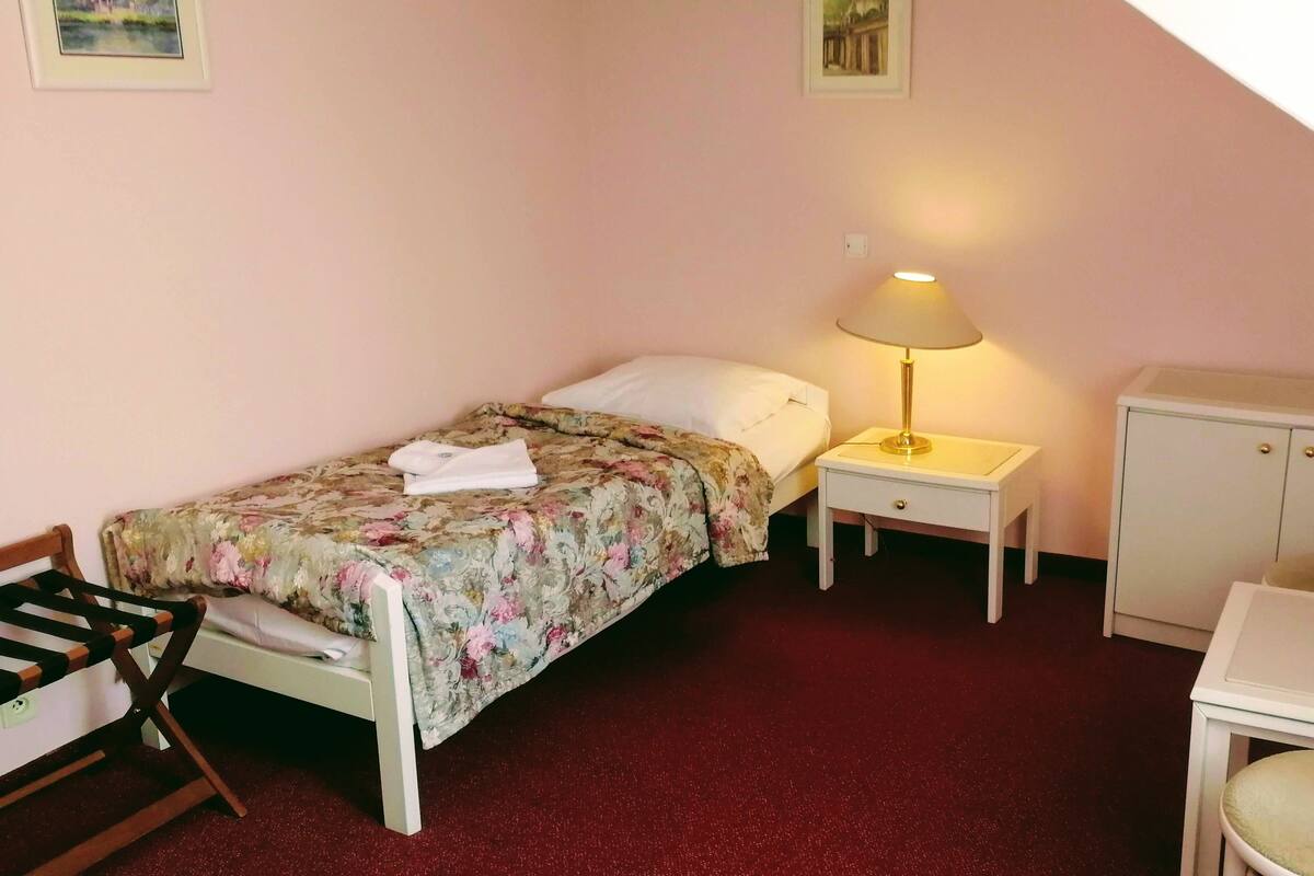 Quarto solteiro standard | Frigobar, cofres nos quartos, escrivaninha, berços grátis