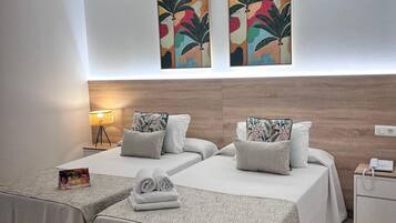 Accessible Twin Room for Guests with Disabilities | Tallelokero huoneessa, työpöytä