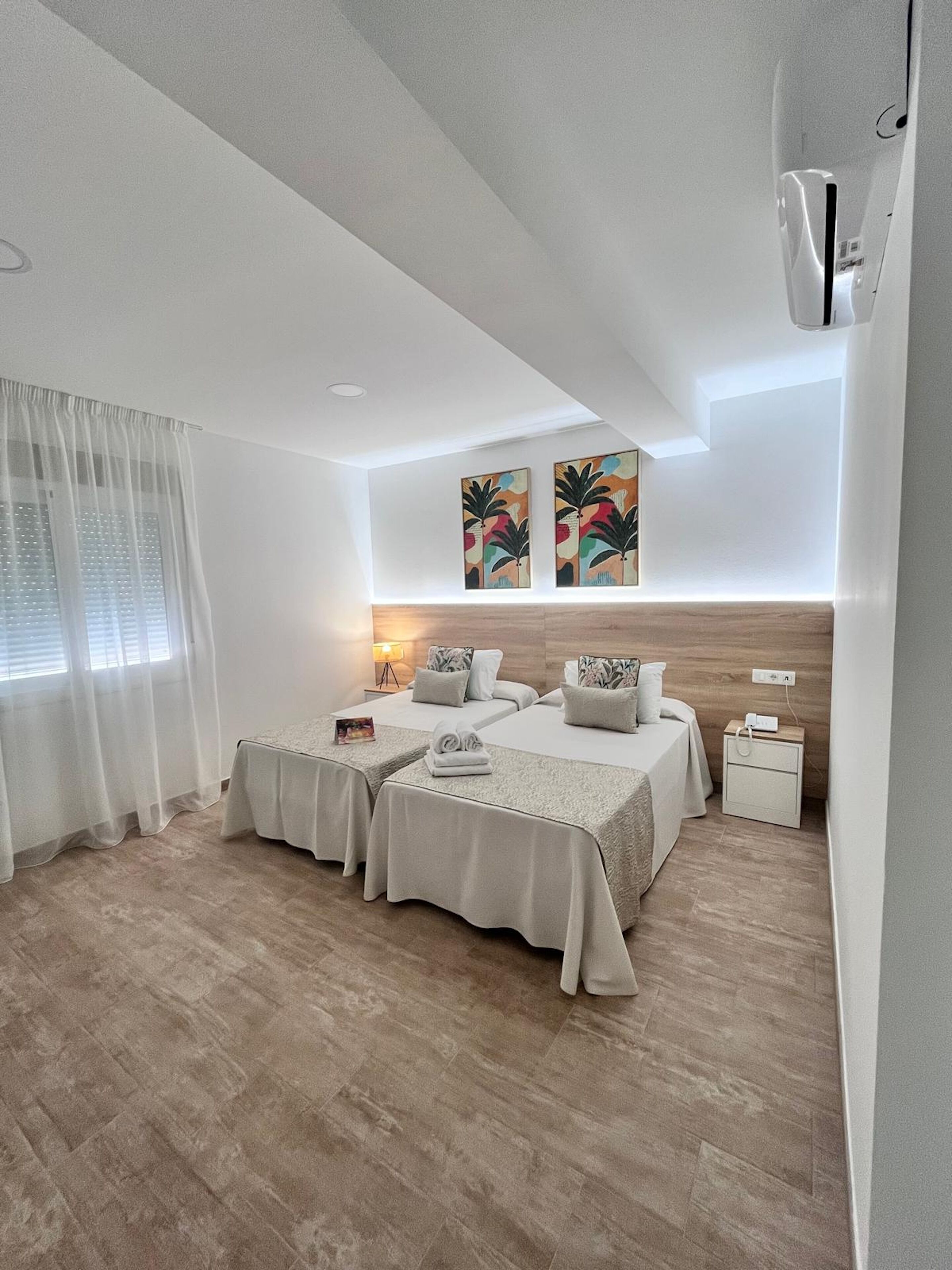 Accessible Twin Room for Guests with Disabilities | セーフティボックス (室内)、デスク、ノートパソコン用作業スペース、WiFi (無料)