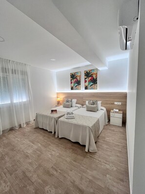 Accessible Twin Room for Guests with Disabilities | Safe på rommet, skrivebord og skrivebord for bærbar PC