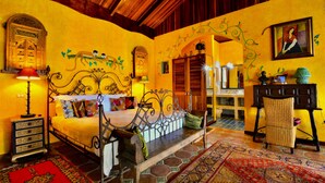 A room with a bed, a bench, a desk, and a chair. - La Mansion Inn Arenal (Arenal)