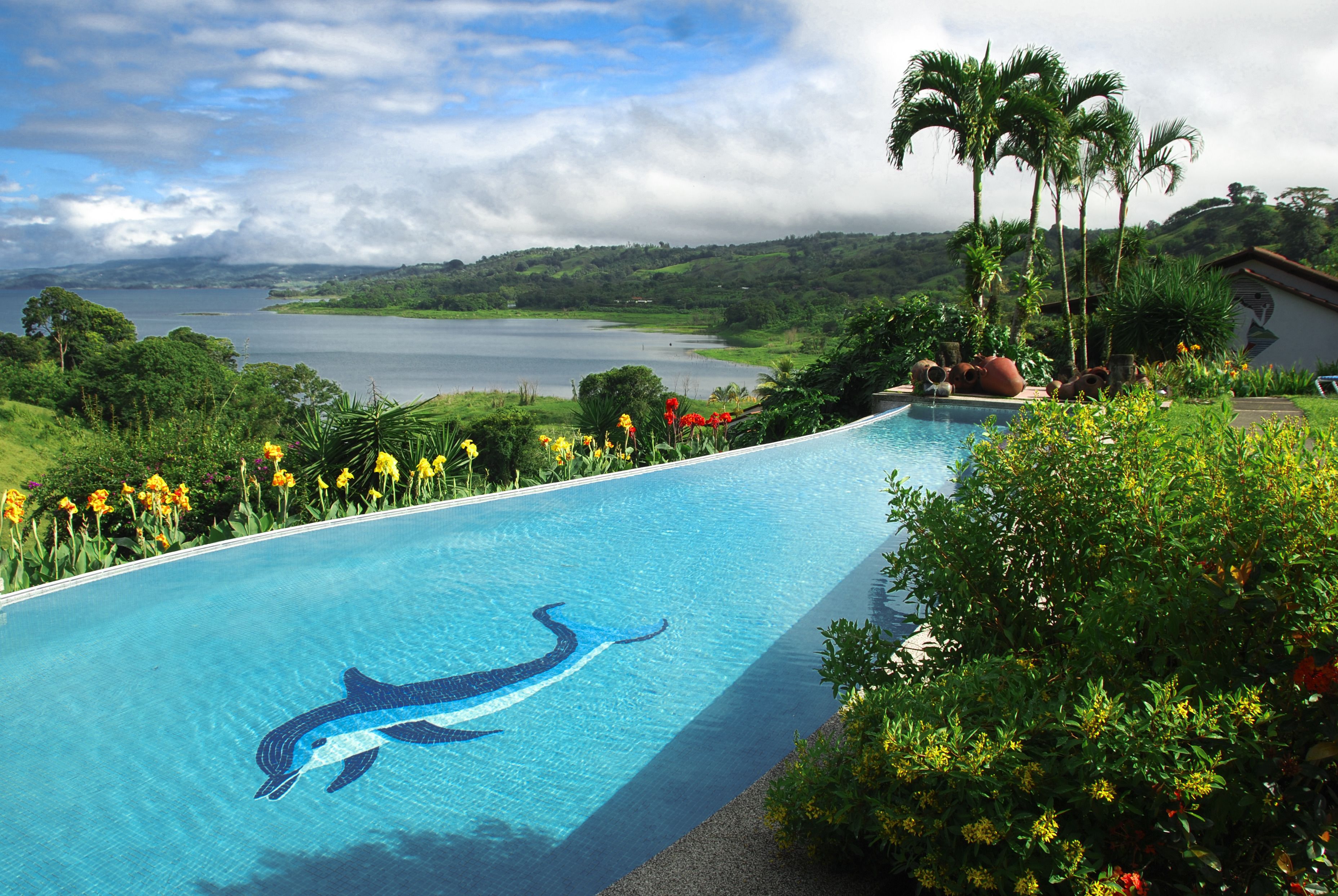 2 outdoor pools, pool loungers